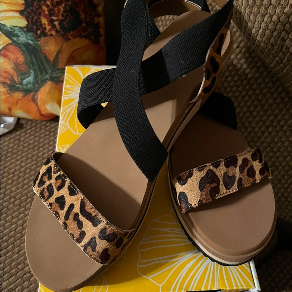 Yellow Box Janelle leopard sandals 8.5 NEW